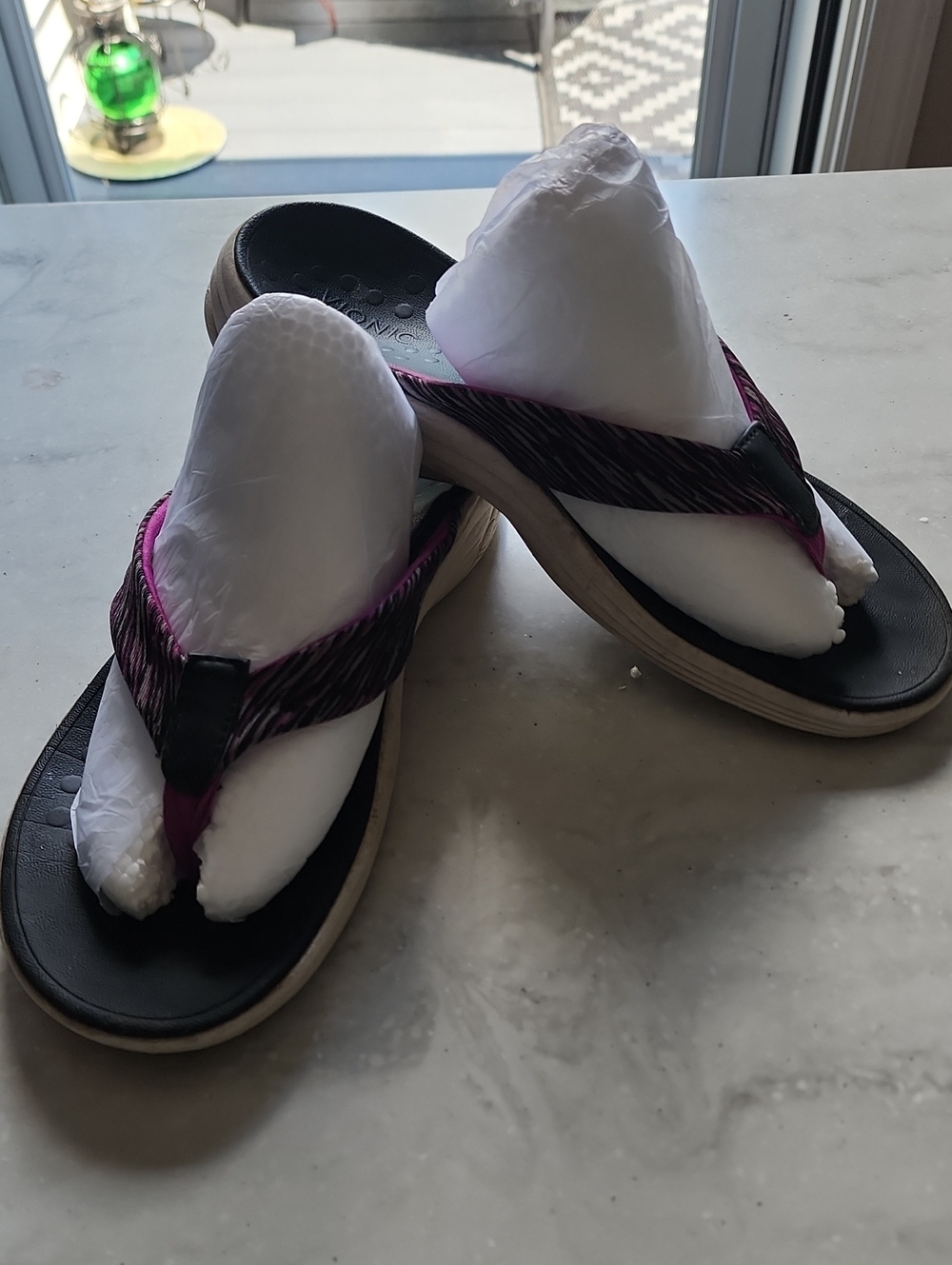 Vionic Size 9 Black and Pink Flip Flop Sandals